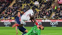 Insiden terjadi di menit ke-17 laga AS Monaco vs PSG di Stade Louis, Monaco, Kamis (19/12/2024) dini hari WIB. Donnarumma kena hantam Wilfried Singo. (Foto: ALEXANDRE DIMOU/REUTERS)