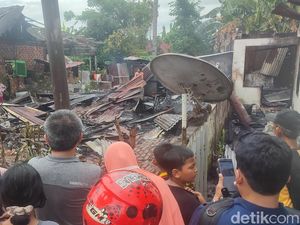 Charger Hp Meledak Bikin 2 Rumah di Sumsel Hangus Terbakar Charger Hp Meledak Bikin 2 Rumah di Sumsel Hangus Terbakar