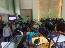 Tegang, Eksekusi Hotel Garden Palace Surabaya Diwarnai Kericuhan