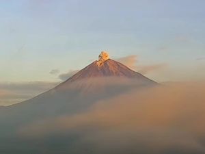 Semeru Erupsi Setinggi 900 Meter, Hujan Abu Tipis Selimuti Pasrujambe