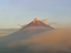 Semeru Erupsi Setinggi 900 Meter, Hujan Abu Tipis Selimuti Pasrujambe