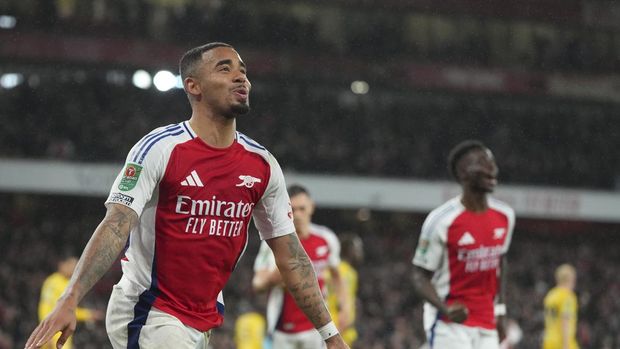 Arsenal's Gabriel Jesus celebrates after scoring his side's second goal during the English League Cup quarterfinal soccer match between Arsenal and Crystal Palace at Emirates stadium, in London, Wednesday, Dec. 18, 2024. (AP Photo/Kirsty Wigglesworth)