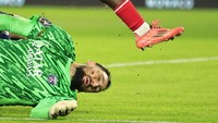Donnarumma kena tendang dan langsung terpelanting di tanah. (Foto: Valery HACHE / AFP)