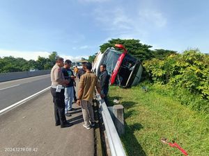 Belasan Orang Jadi Korban Kecelakaan Bus Vs Truk di Tol Banyumanik Semarang
