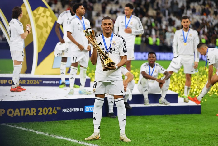 Soccer Football - Intercontinental Cup - Final - Real Madrid v Pachuca - Lusail Stadium, Lusail, Qatar - December 18, 2024 Real Madrids Kylian Mbappe poses with the trophy after winning the Intercontinental Cup REUTERS/Ibraheem Al Omari