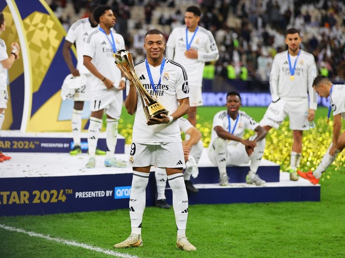 Soccer Football - Intercontinental Cup - Final - Real Madrid v Pachuca - Lusail Stadium, Lusail, Qatar - December 18, 2024 Real Madrid's Kylian Mbappe poses with the trophy after winning the Intercontinental Cup REUTERS/Ibraheem Al Omari