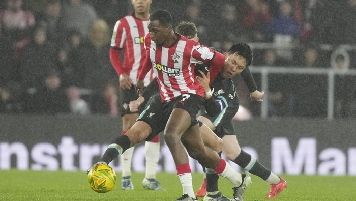Southamptons Joe Aribo, left, and Liverpools Wataru Endo fight for the ball during the English Football Lague Cup soccer match between Southampton and Liverpool in Southampton, England, on Wednesday, Dec.18, 2024. (AP Photo/Sean Ryan)