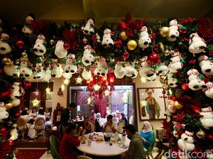 Meriah! Restoran Ini Bersolek Penuh Dekorasi Natal
