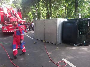 Mobil Boks Angkut Aki Terguling di Ketabang Kali Surabaya, 2 Orang Luka Mobil Boks Angkut Aki Terguling di Ketabang Kali Surabaya, 2 Orang Luka