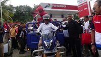 Momen Bahlil Mengendarai Motor Roda 3 Saat Cek Stok BBM Nelayan