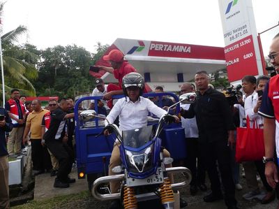 Momen Bahlil Mengendarai Motor Roda 3 Saat Cek Stok BBM Nelayan