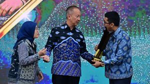 Momen Menperin Beri Penghargaan Bagi Penggiat IKM