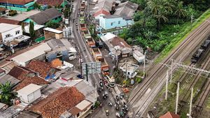 Panjangnya Iring-iringan Truk Tambang Tanpa Muatan di Parung Panjang