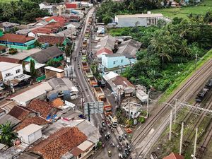 Panjangnya Iring-iringan Truk Tambang Tanpa Muatan di Parung Panjang Panjangnya Iring-iringan Truk Tambang Tanpa Muatan di Parung Panjang