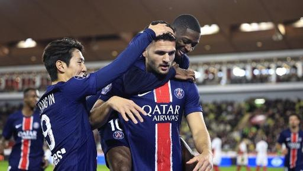 Momen Goncalo Ramos (tengah) merayakan gol ketiga PSG bersama Lee Kang-in (kiri) dan Ousmane Dembele. Foto: AFP/VALERY HACHE