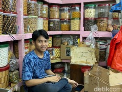 Senyum Pedagang Kue Kering di Jatinegara, Laris Manis Jelang Natal
