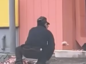 Heboh! Pekerja Restoran Kepergok Potong Daging di Atas Trotoar