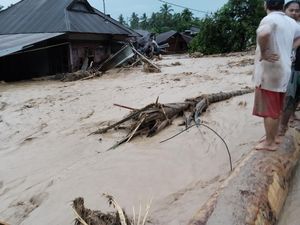 Banjir Bandang Terjang Tapsel, Ratusan Warga Mengungsi Banjir Bandang Terjang Tapsel, Ratusan Warga Mengungsi