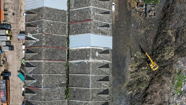 Foto Udara Sampah Menggunung di Pasar Induk Caringin