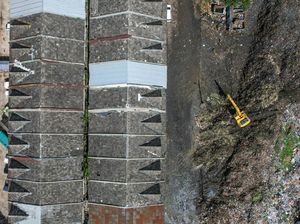 Foto Udara Sampah Menggunung di Pasar Induk Caringin