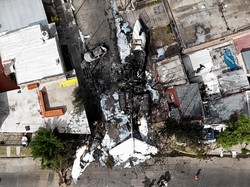 Video: CCTV Detik-detik Pesawat Kecil Tabrak Rumah di Argentina