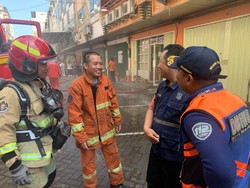 Ruko 5 Lantai di Surabaya Terbakar Diduga Korsleting Listrik