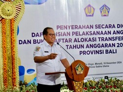Serahkan DIPA 2025, Mahendra Minta Bupati Kelola APBD Efisien