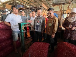 Pj Gubernur DKI Cek Harga Pangan di Pasar Kramat Jati Jelang Natal-Tahun Baru