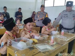Siswa 2 SD di Krian Sidoarjo Dapat Makan Siang Bergizi Gratis