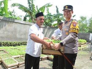 Bibit Tanaman Diserahkan ke Kades Lamongan demi Ketahanan Nasional