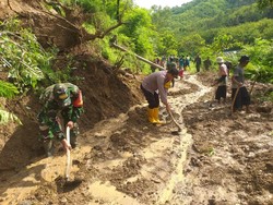 Polisi dan TNI Terjun Bantu Warga Bersihkan Material Longsor di Ponorogo