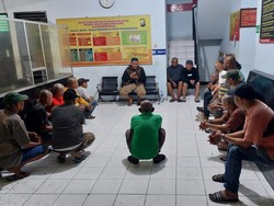 Polisi Amankan 18 Warga Pesta Miras di Makassar, 70 Liter Ballo Disita