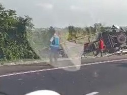 Kecelakaan Lawan Truk Tronton, Bus Terguling di Tol Banyumanik Semarang