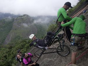 Semringahnya Atlet Disabilitas Diajak Panjat Tebing Brasil