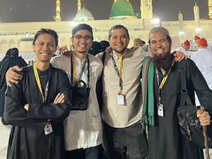 Potret Sheila On 7 Umrah Bareng, 18 Tahun Penantian Sakti Terbayarkan Potret Sheila On 7 Umrah Bareng, 18 Tahun Penantian Sakti Terbayarkan