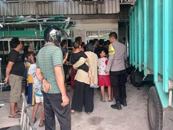 Truk Hilang Kendali Seruduk Toko Kaca-Motor di Karangasem