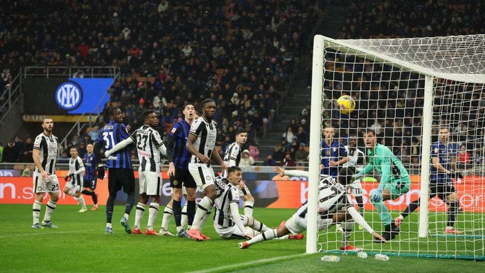 MILAN, ITALY - DECEMBER 19: Kristjan Asllani of FC Internazionales corner bypasses everyone to enter the net and give the hosts a 2-0 lead during the Coppa Italia Round of 16 match between FC Internazionale and Udinese Calcio at Stadio Giuseppe Meazza on December 19, 2024 in Milan, Italy. (Photo by Jonathan Moscrop/Getty Images)
