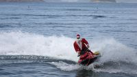 Aksi Sinterklas di Brasil Antar Hadiah Naik Jet Ski