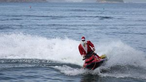 Aksi Sinterklas di Brasil Antar Hadiah Naik Jet Ski