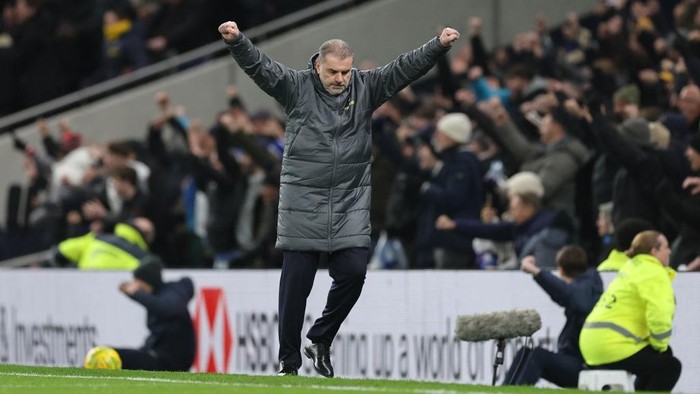 LONDON, ENGLAND - DECEMBER 19: Ange Postecoglou manager / head coach of Tottenham Hotspur celebrates after Dejan Kulusevski of Tottenham Hotspur scores a goal to make it 2-0 during the Carabao Cup Quarter Final match between Tottenham Hotspur and Manchester United at Tottenham Hotspur Stadium on December 19, 2024 in London, England. (Photo by Catherine Ivill - AMA/Getty Images)