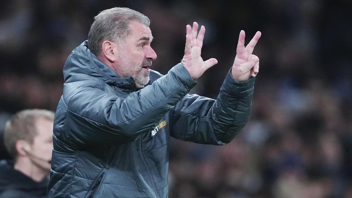 Tottenhams head coach Ange Postecoglou gives instructions from the side line during the English League Cup quarter-final soccer match between Tottenham and Manchester United, at the Tottenham Hotspur Stadium in London, Thursday, Dec. 19, 2024. (AP Photo/Dave Shopland )