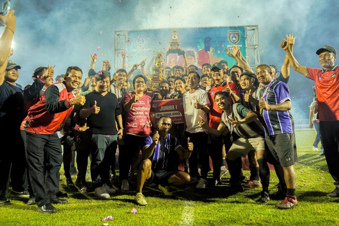 Bupati Nyoman Giri Prasta menutup secara resmi turnamen sepak bola Bupati Badung Cup 2024 di Lapangan Gelora Samudra Kuta, Rabu (18/12)