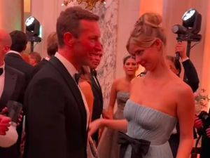 Putrinya Sempat Dicap Mean Girl, Chris Martin Ungkap Rasanya Hadir di Le Bal Putrinya Sempat Dicap Mean Girl, Chris Martin Ungkap Rasanya Hadir di Le Bal