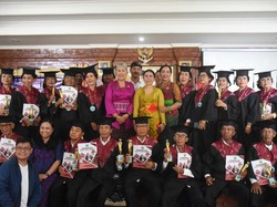 Momen Wisuda 38 Lansia di Denpasar, Berharap Hidup Lebih Sejahtera