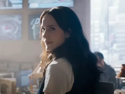 Rachel Brosnahan sebagai Lois Lane dalam film Superman (2025). (Warner Bros. via YouTube)