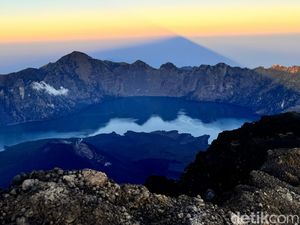 3 Bule Nekat Mendaki Saat Rinjani Ditutup, Begini Nasibnya 3 Bule Nekat Mendaki Saat Rinjani Ditutup, Begini Nasibnya
