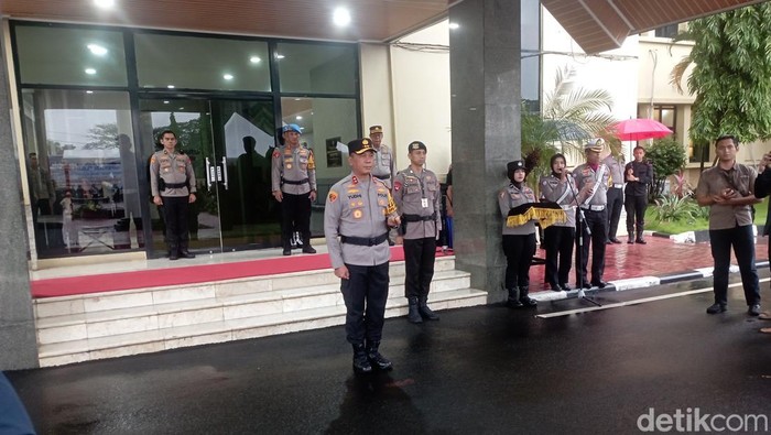 Kapolda Sulsel Irjen Yudhiawan memimpin Apel Gelar Pasukan Operasi Lilin 2024 di Lapangan Mapolda Sulsel, Jumat (20/12/2024).