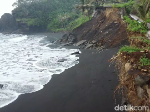 Video: Jalan di Lumajang Ambrol Dihantam Gelombang Tinggi Pantai Selatan