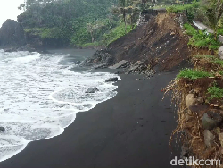 Video: Jalan di Lumajang Ambrol Dihantam Gelombang Tinggi Pantai Selatan