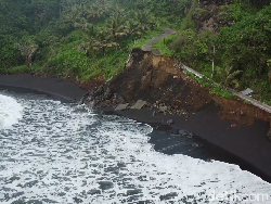 Jalan Penghubung Kecamatan di Lumajang Ambrol Dihantam Gelombang Tinggi